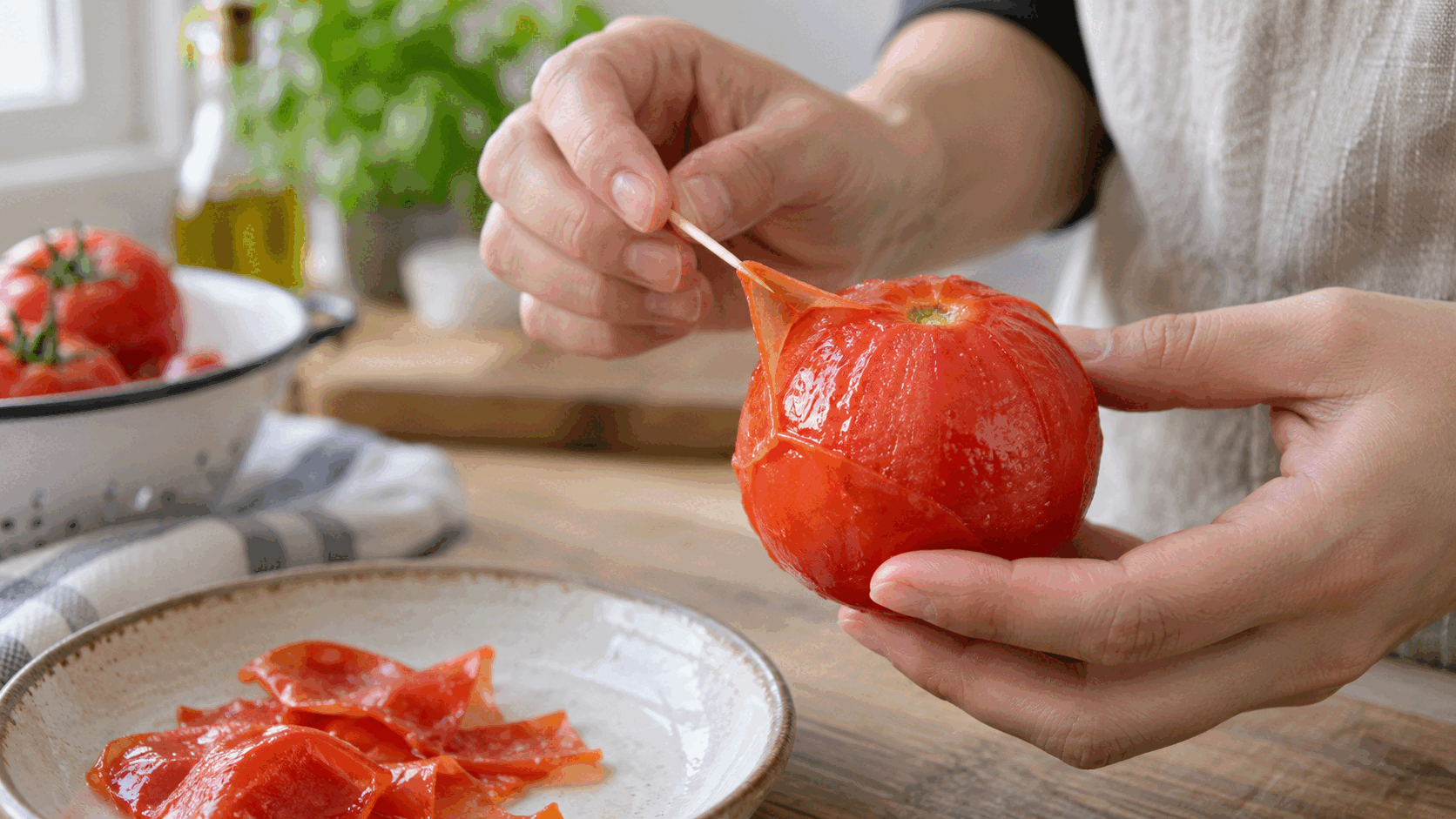 Gli esperti spiegano come pelare i pomodori senza rovinarli: niente acqua bollente né coltello, basta uno stuzzicadenti