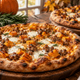Questa pizza con zucca e salsiccia rivela quanto l’autunno stia bene sull’impasto